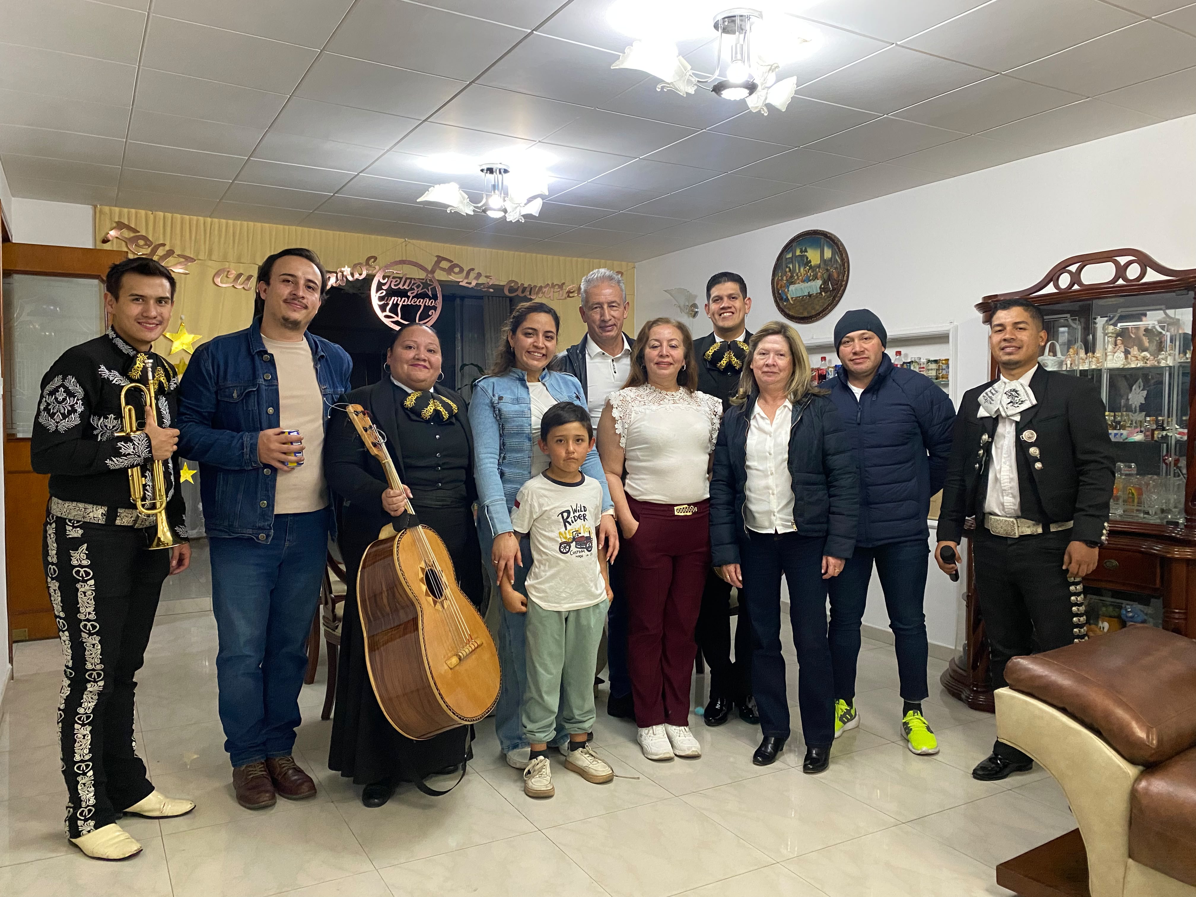 Celebración en familia con Mariachi Aztecalitlan