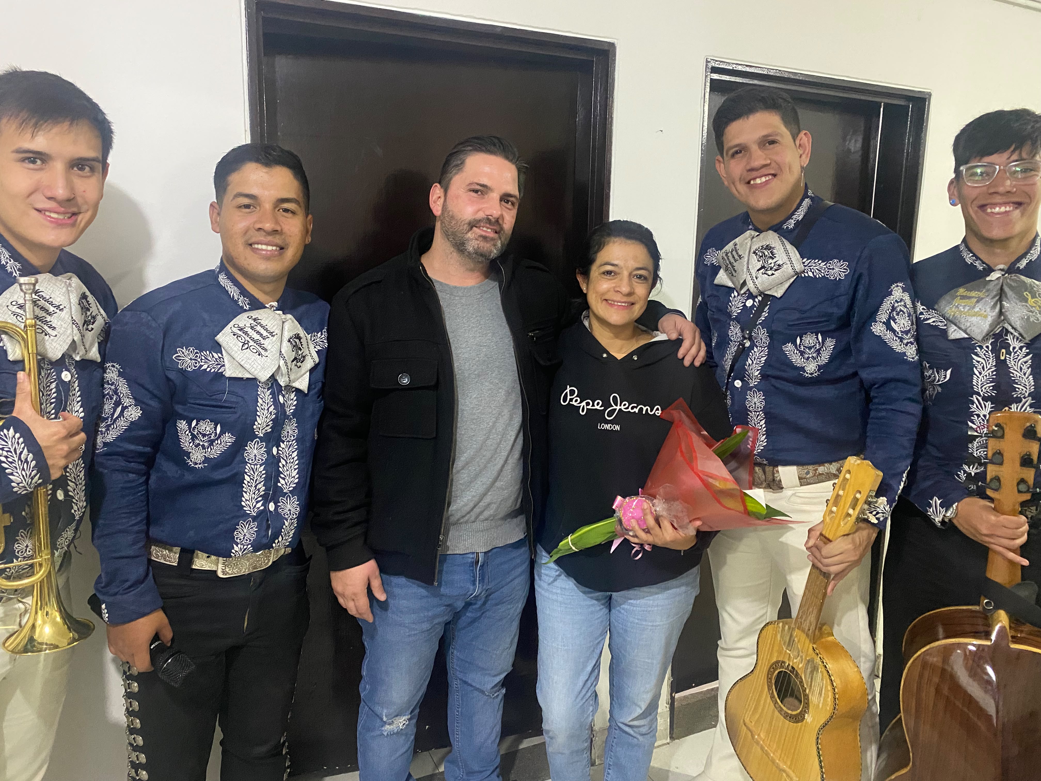 Serenata sorpresa con Mariachi Aztecalitlan